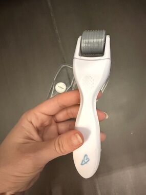 Skinvacious 0.20 mm Derma Roller Microneedling Tool - White and Gray
